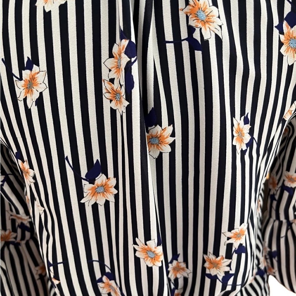 Sienna Sky navy blue/white striped tie front floral top size S - Picture 6 of 6